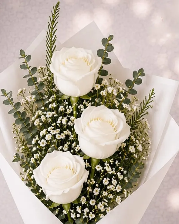 Detalle: ramo de tres rosas blancas con paniculata y eucalipto en papel blanco con cinta blanca