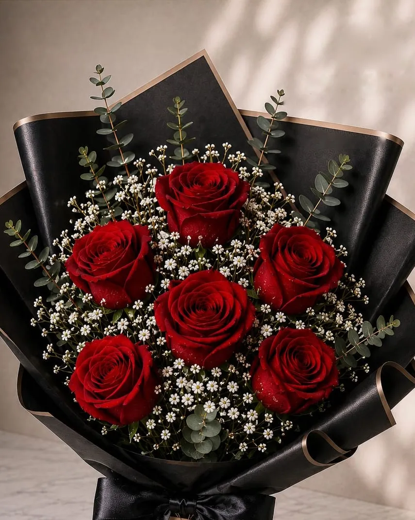 Ramo de seis rosas rojas con paniculata y eucalipto en papel negro con cinta negra