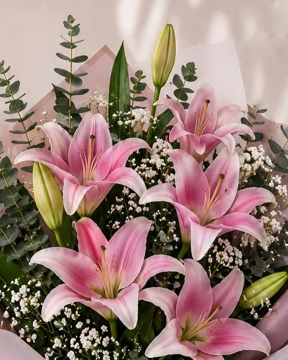 Detalle: ramo de lilium rosados con paniculata y eucalipto en papel rosa palo con cinta crema
