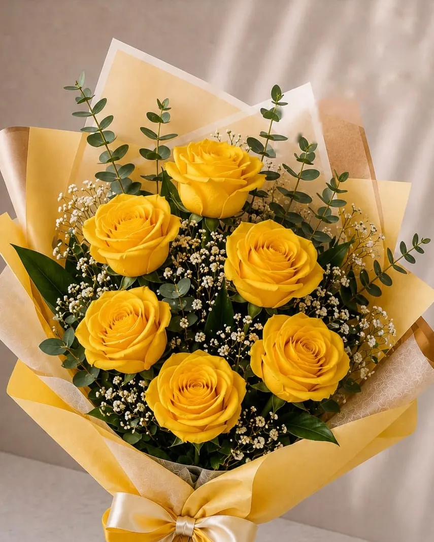 Ramo de seis rosas amarillas con paniculata y eucalipto en papel amarillo con cinta crema