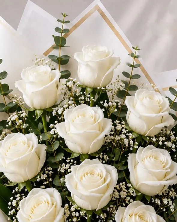 Detalle: ramo de nueve rosas blancas con paniculata y eucalipto en papel blanco con cinta blanca