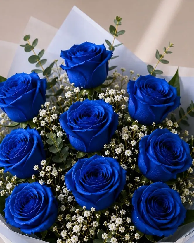 Ramo de nueve rosas azules con paniculata y eucalipto en papel blanco con cinta azul