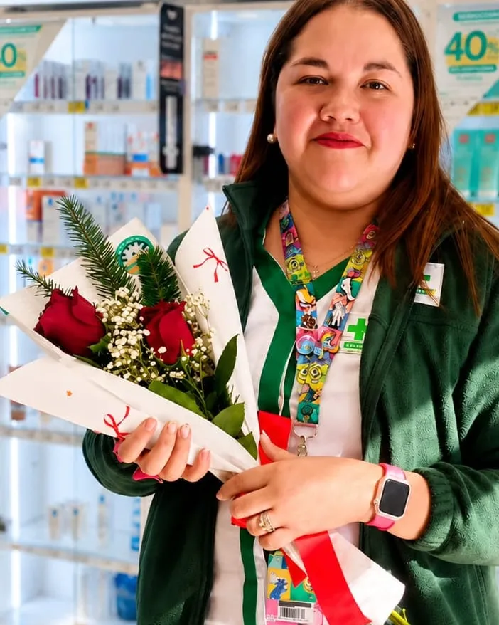 Mujer en una farmacia con un ramo de rosas rojas