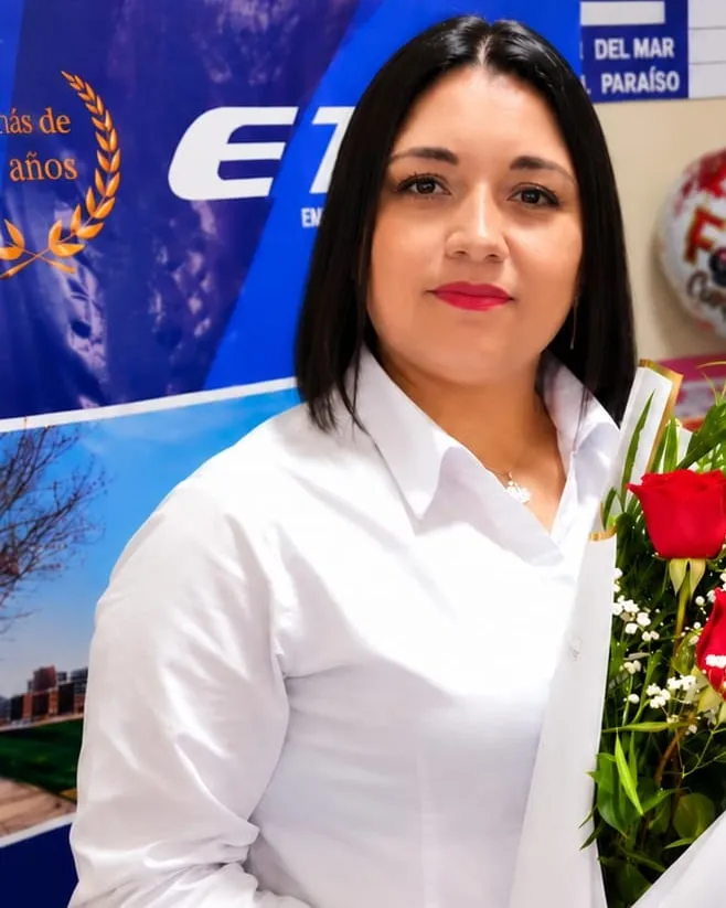 Mujer de camisa blanca con un ramo de rosas rojas
